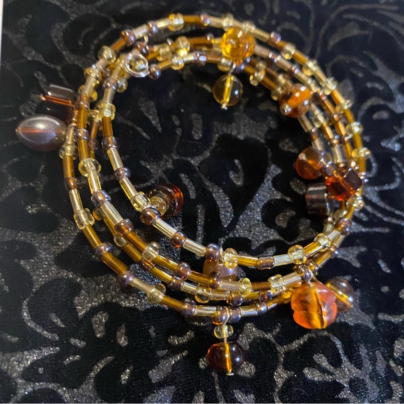 Beaded wrap bracelet yellow/iridescent beads, fits most wrists GUC 3/4”x2 1/2” - Picture 4 of 5